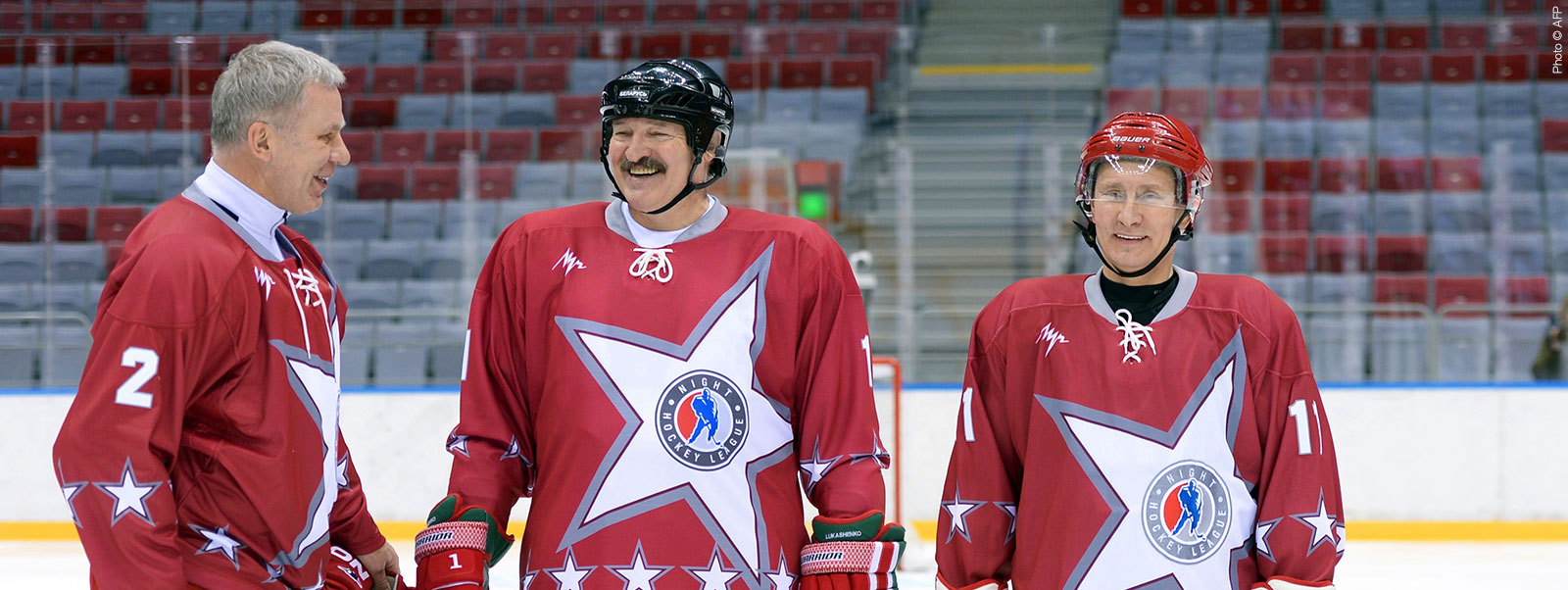 Le président russe Vladimir Poutine et Alexandre Loukachenko participent à un match de hockey avec le champion russe Vyacheslav Fetisov à Sotchi le 4 janvier 2014.