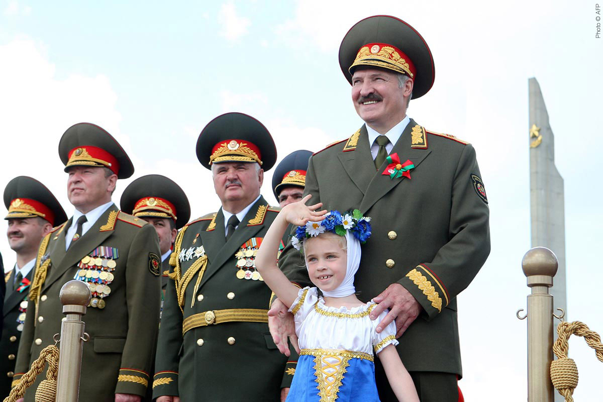 Alexandre Loukachenko assiste à la parade militaire commémorant le fête de l’indépendance le 3 juillet 2009 à Minsk.