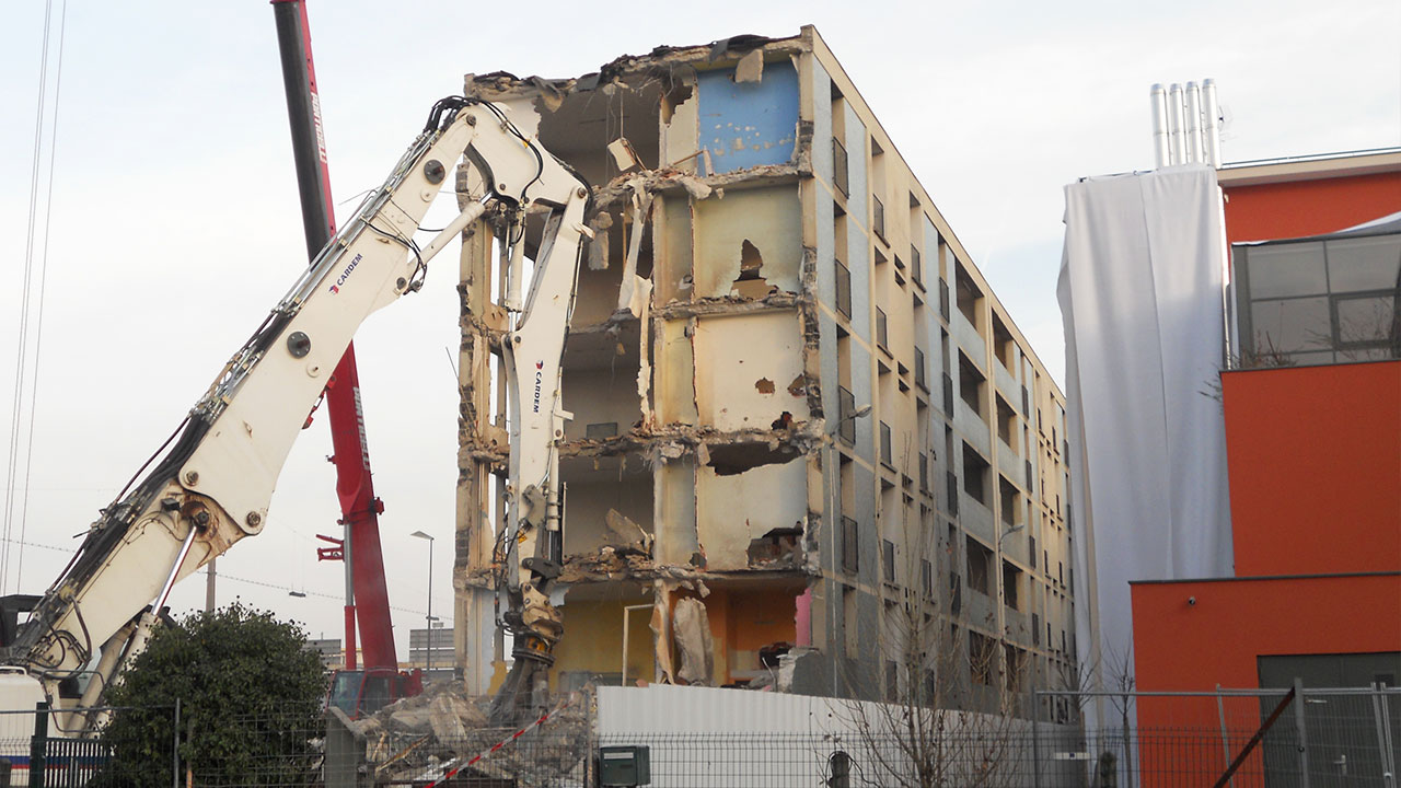 Pour répondre aux nouveaux besoins des chibanis, de plus en plus de foyers sont modernisés, voire démolis, comme le bâtiment Paul Kruger, en 2010 à Lyon. ©Vanessa Rostaing
