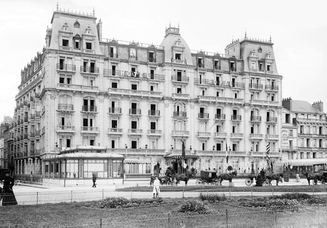 L’Hôtel Royal, situé boulevard Aguado à Dieppe, a été réquisitionné pour servir d’hôpital militaire entre septembre 1914 et juin 1919. Il contenait 350 lits. Juliet et Marcia y travaillent côte-à-côte en 1916-17.© GM 1209. Fonds Georges Marchand, Ville de Dieppe.