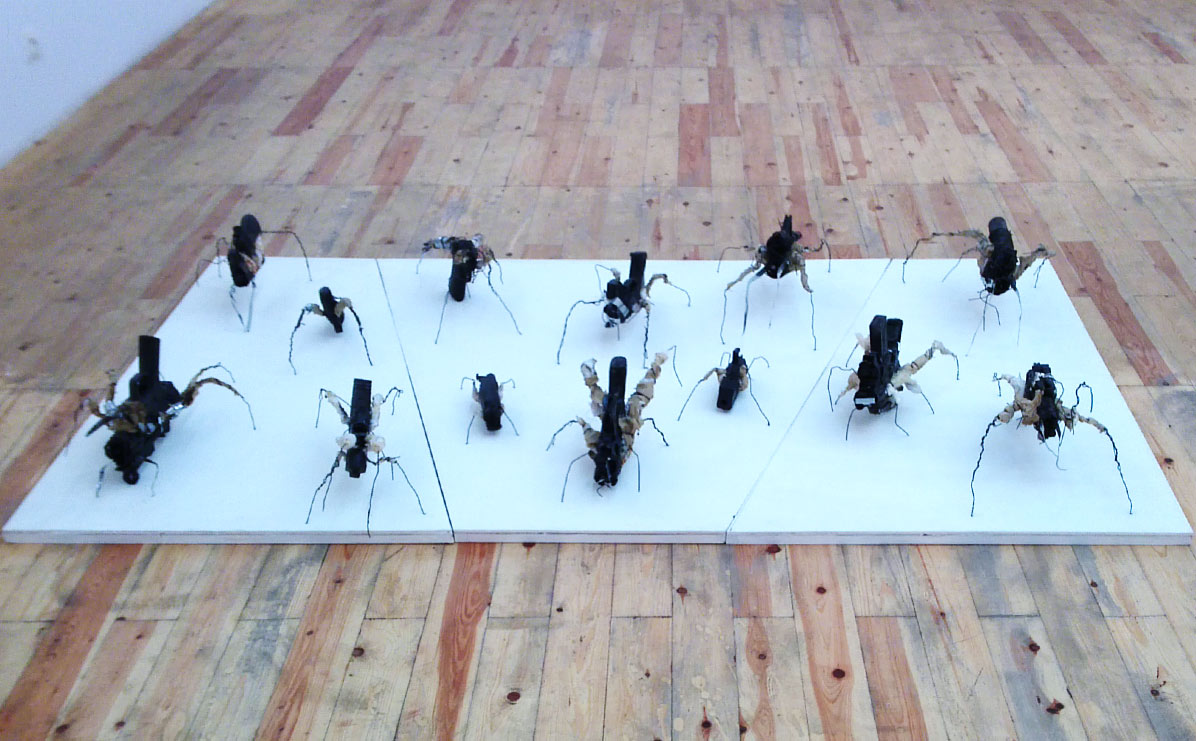 تركيب للفنان التشكيلي عبد اللطيف يلكم الذي يحول الأسلحة المزيفة إلى حشرات ضخمة