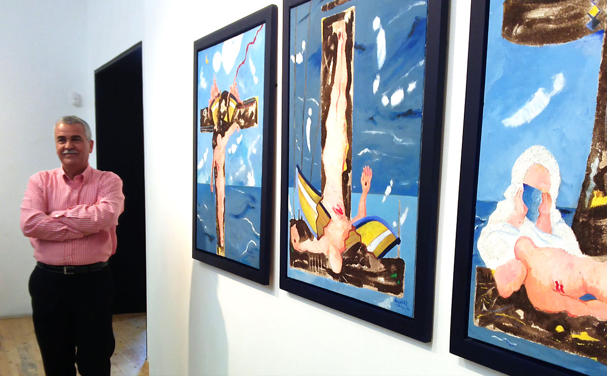 عبد الرزاق بنيخلف أمام لوحاته حول الحراقة "مصلوبو الوهم" 